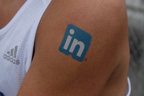 LinkedIn逐渐推出了评论/喜欢状态更新作为公司的能力raybet电子竞技