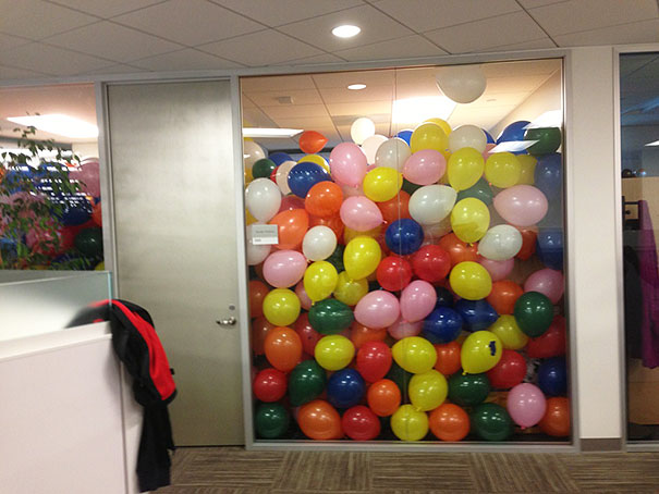 满是气球的办公室会议室
