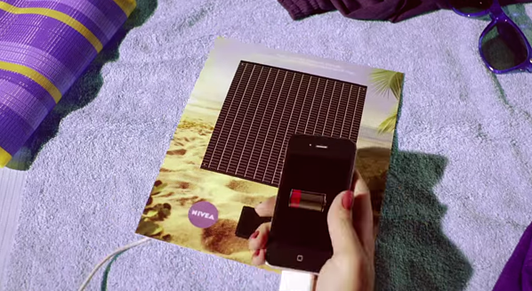 妮维雅用太阳能智能手机充电器在杂志背面做的交互式平面广告。