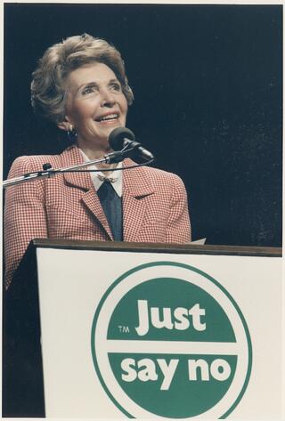 Photograph_of_Mrs._Reagan_speaking_at_a_-Just_Say_No -_Rally_in_Los_Angeles_ -_NARA_ -_198584