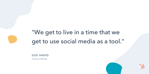 社交媒体报价：“我们在一次使用社交媒体作为工具时居住。”-  Gigi Hadid，时装模特