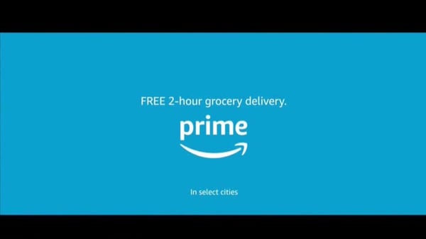 这是一则亚马逊电视节目广告的结尾，该广告为Prime提供两小时的杂货送货服务