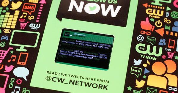 CW Network与LCD屏幕的互动打印广告，介绍娱乐周刊。