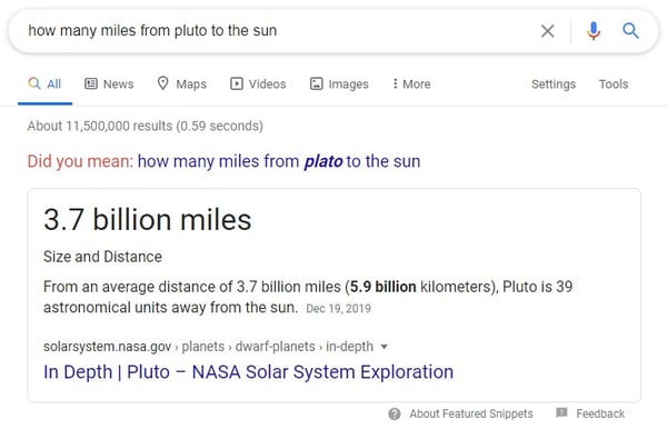示例:查询“从冥王星到太阳有多少英里”，并显示一个简短的粗体答案“37亿英里”。
