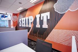 HubSpot新加坡办公室墙上的橙色壁画写着“shipping it”