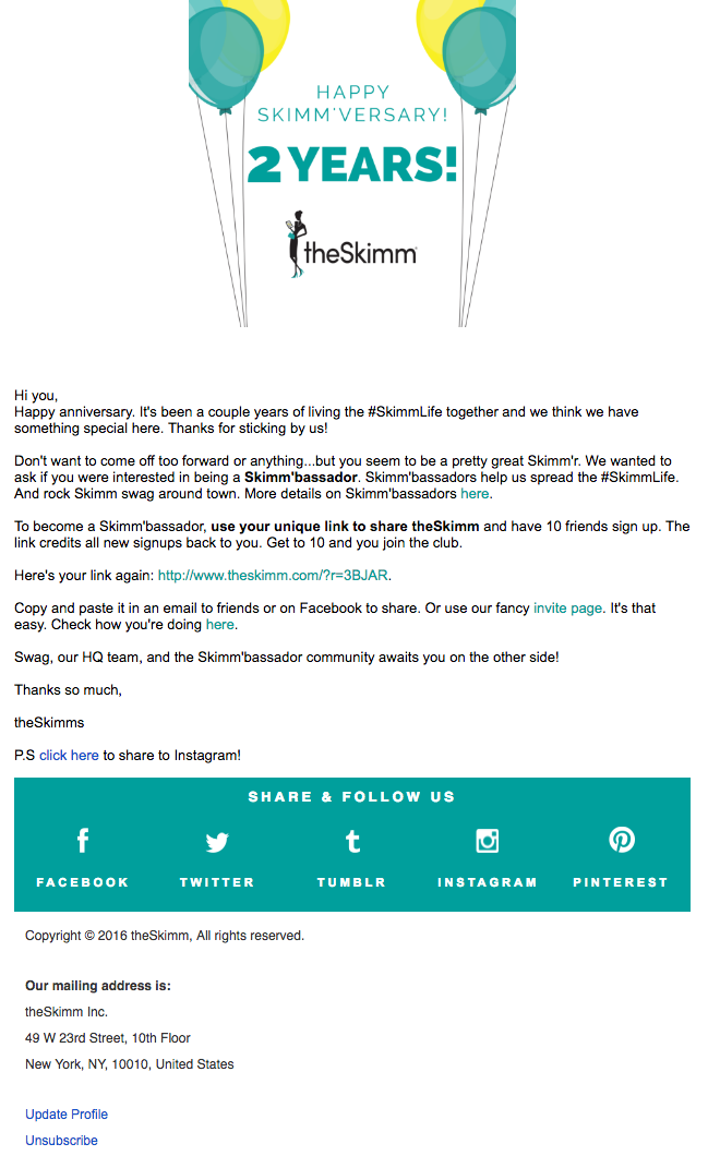 theSkimm庆祝用户周年纪念的电子邮件营销活动示例