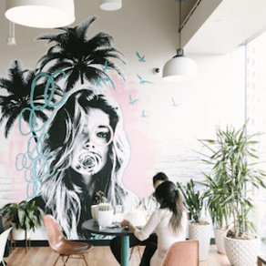 具有壁画和棕榈树的创意WeWork办公空间