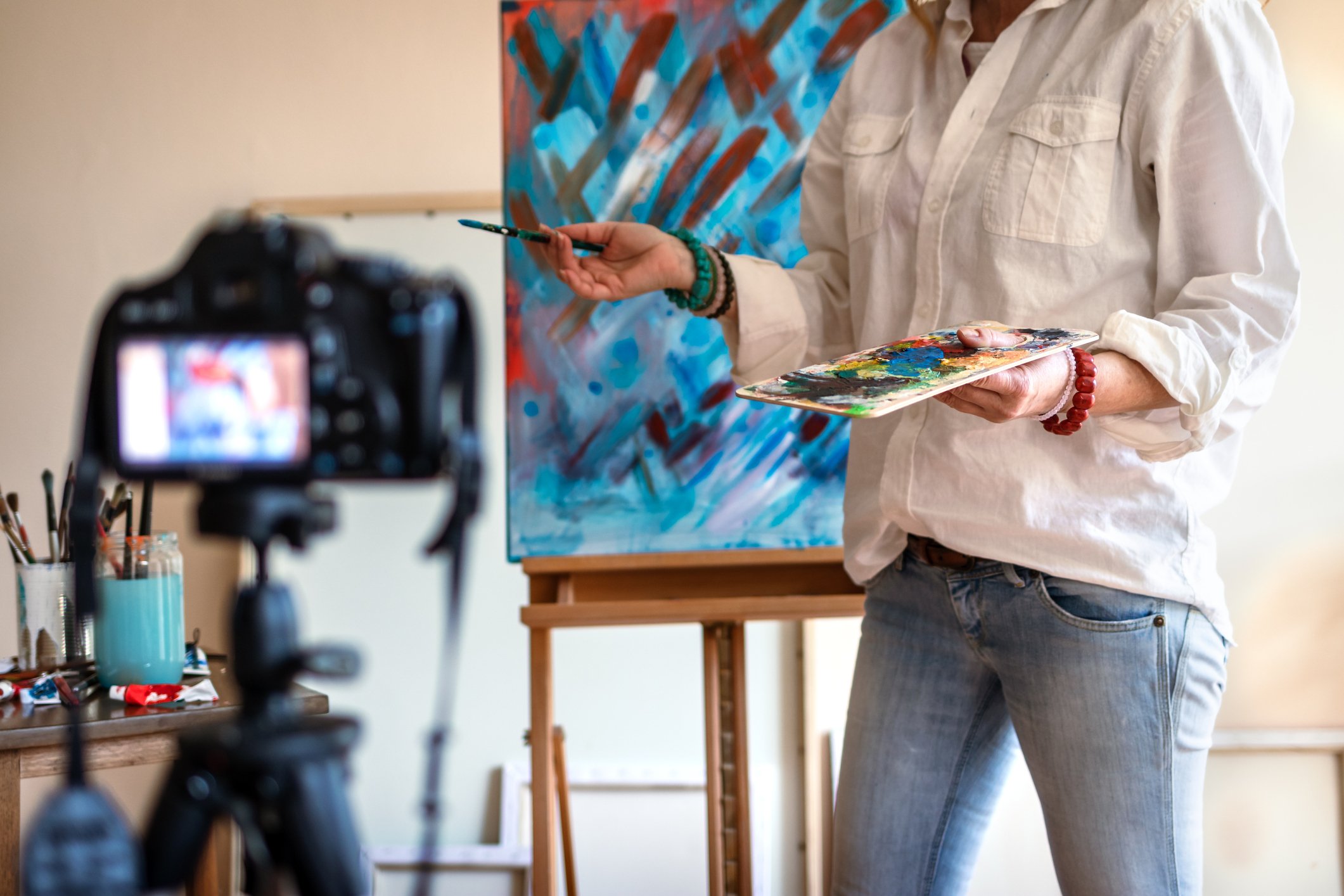 女艺术家记录艺术教程YouTube频道的想法