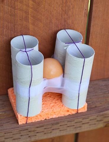 鸡蛋粘在四卷厕纸和一块海绵上，进行鸡蛋掉落挑战