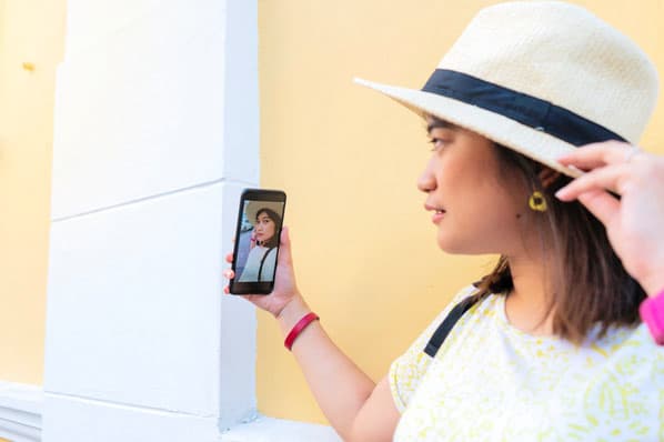 一位营销人员在Instagram应用程序的新功能Instagram上拍摄内容。