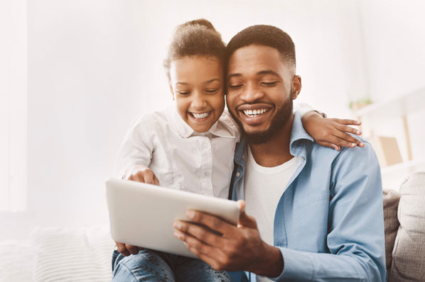 在一个视频消费正在发生变化的世界里，一个男人和他的孩子正在用平板电脑在线观看视频。